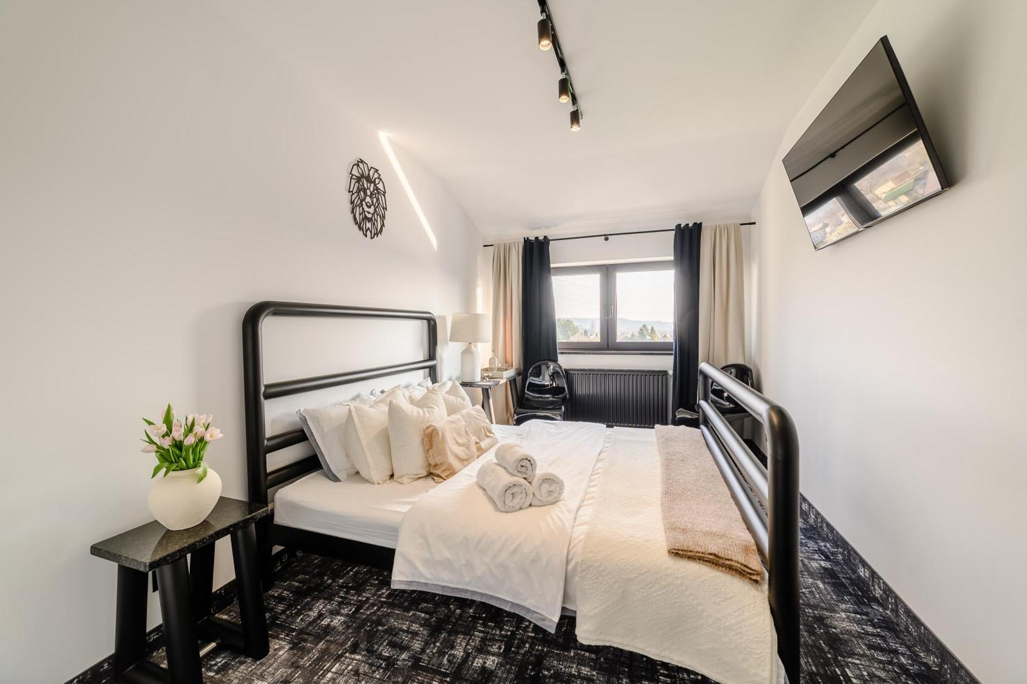 רומיה Golden Lion House Bed&Breakfast מראה חיצוני תמונה
